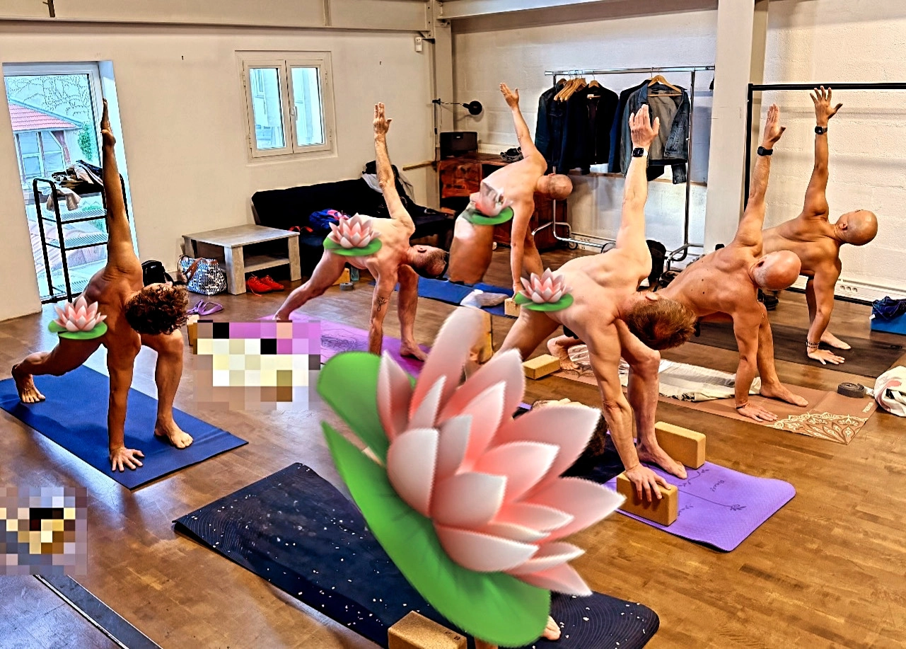 Yoga naturiste entre hommes 